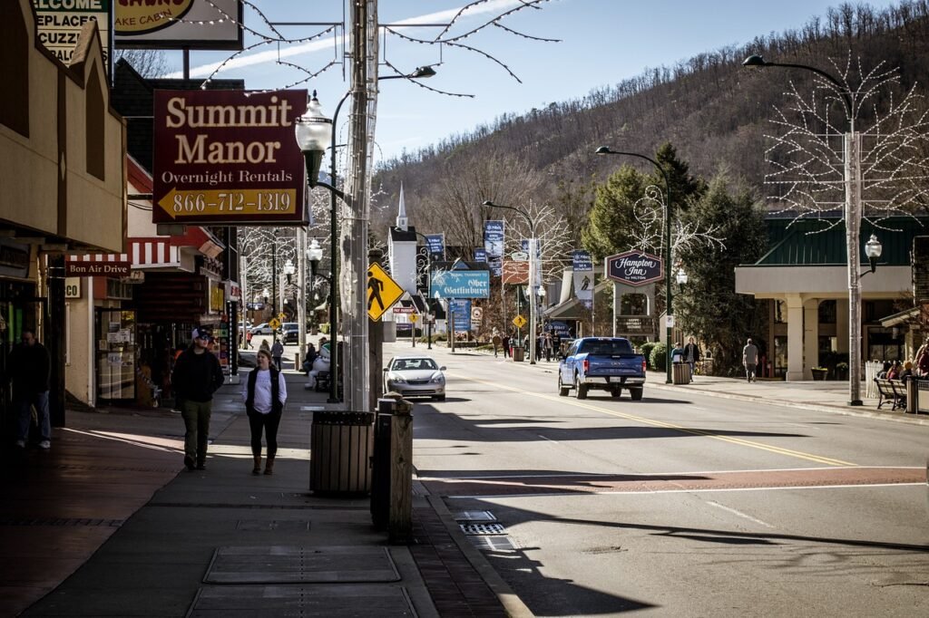 Is Pigeon Forge Or Gatlinburg Closer To Smoky Mountain National Park?